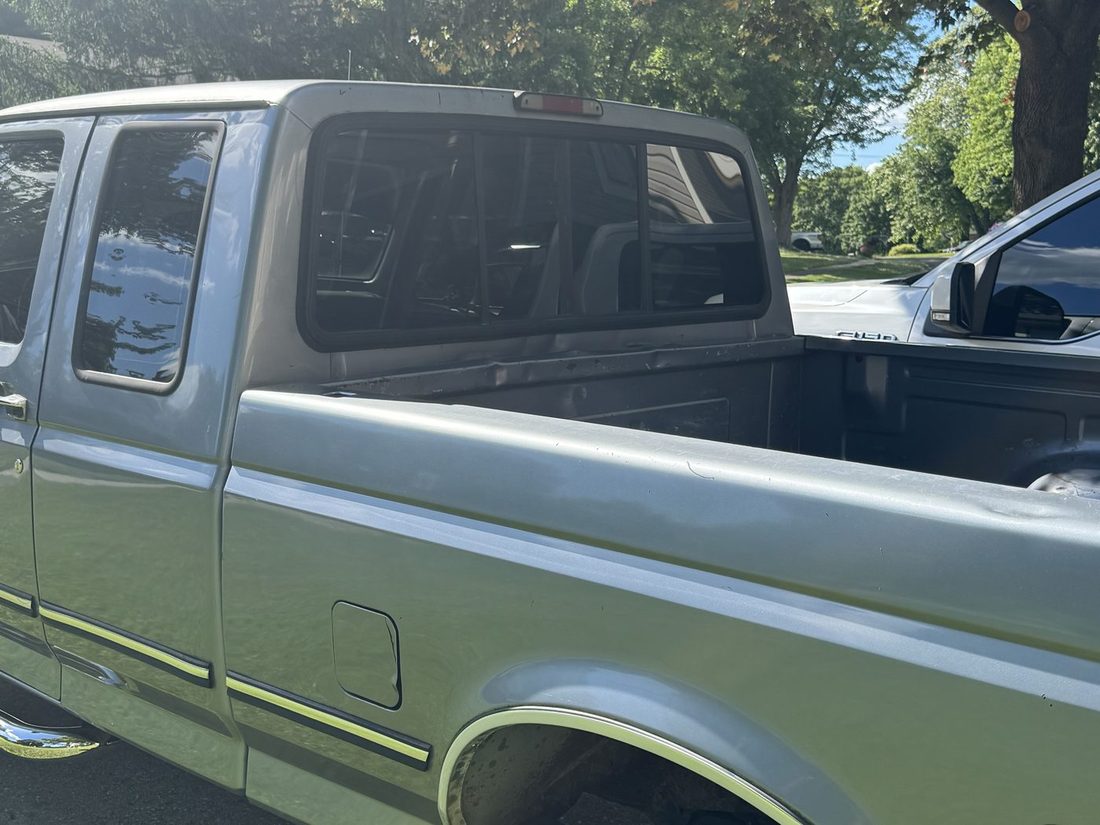 F-250 XLT &mdash; rear cab glass