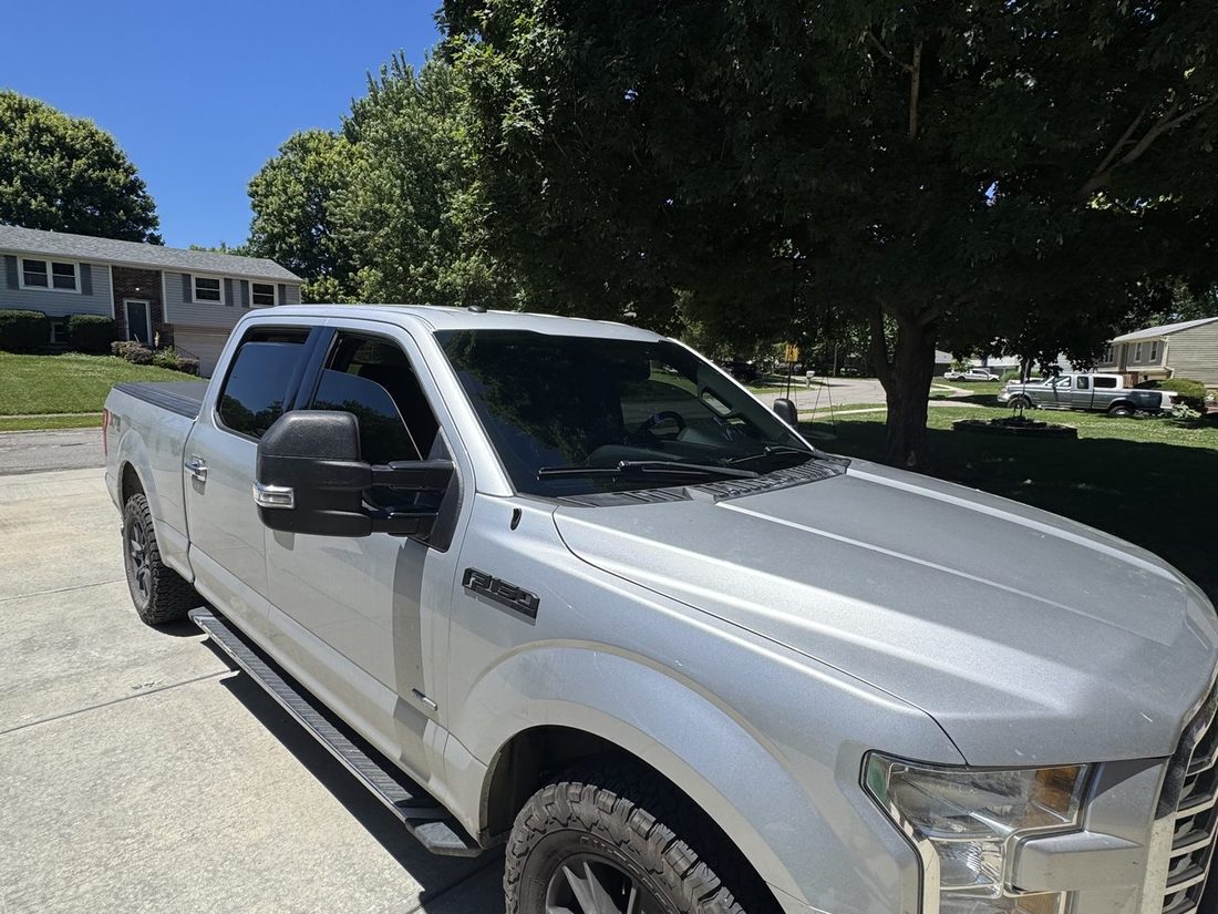 Ford F-150 XLT, front three-quarter