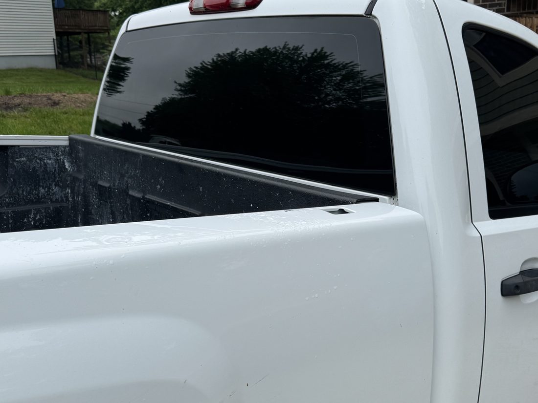Chevrolet Silverado &mdash; rear cab glass