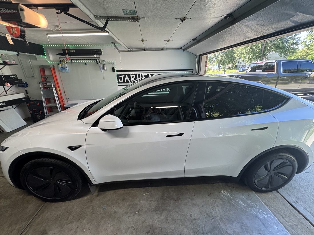 Tesla Model Y, front 2 windows rear glass