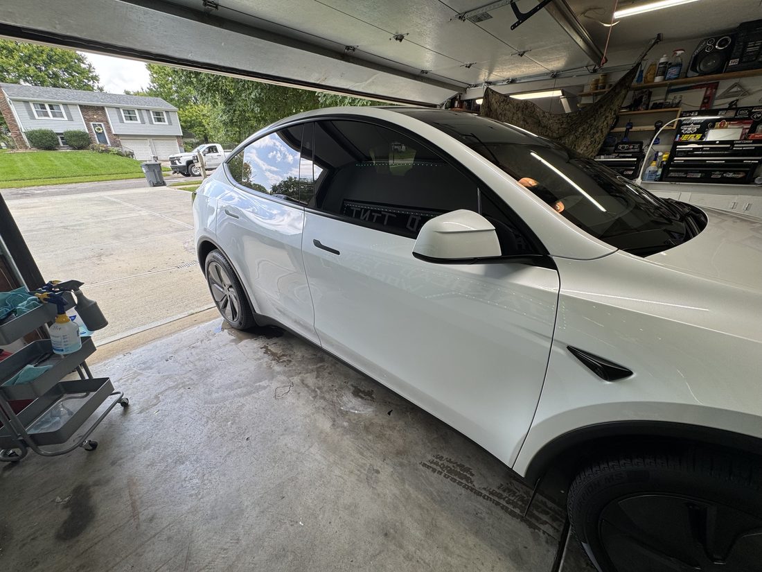 Tesla Model Y, front 2 windows rear glass