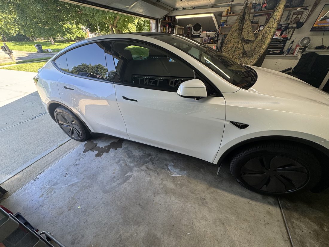 Tesla Model Y, front 2 windows rear glass