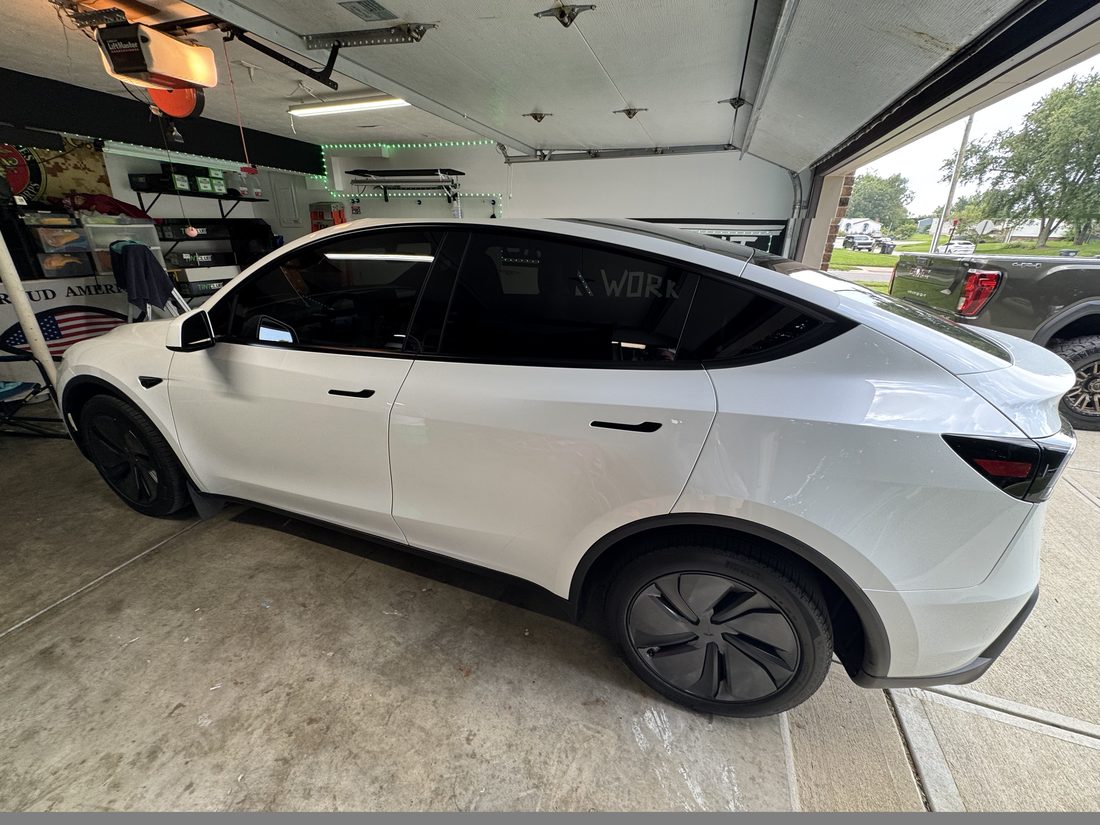 Tesla Model Y, front 2 windows rear glass